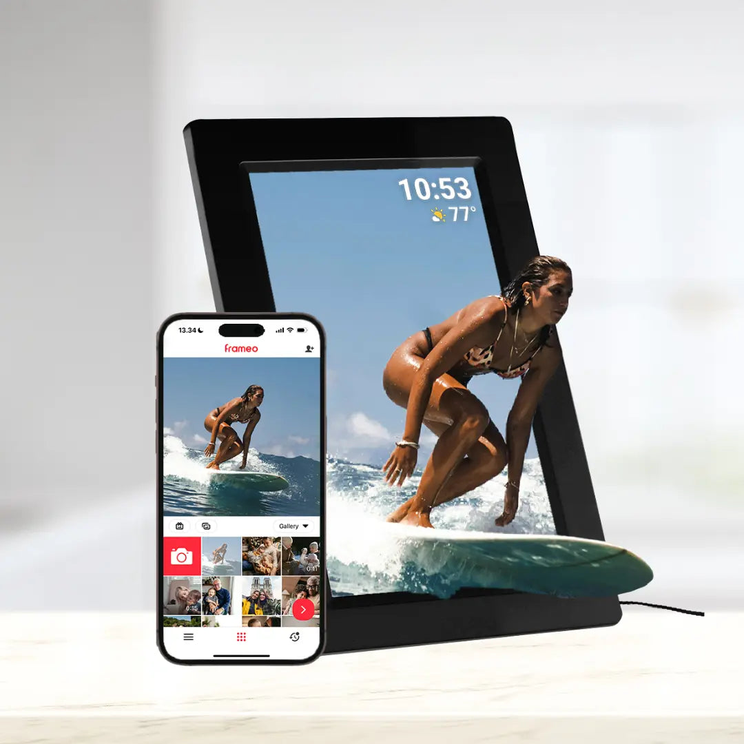 Frameo digital photo frame with automatic screen rotation for portrait and landscape photos.